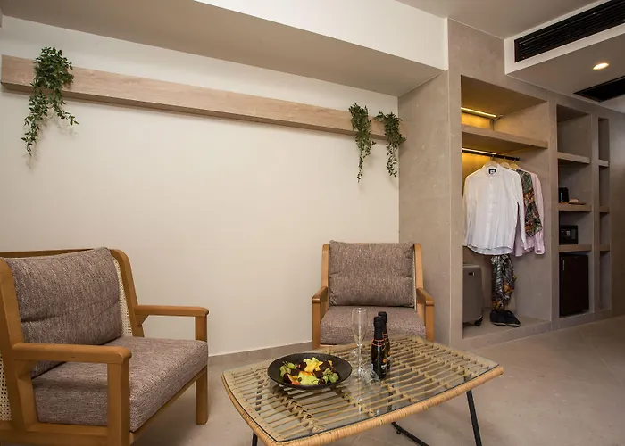 Ladiko -anthony Quinn Bay